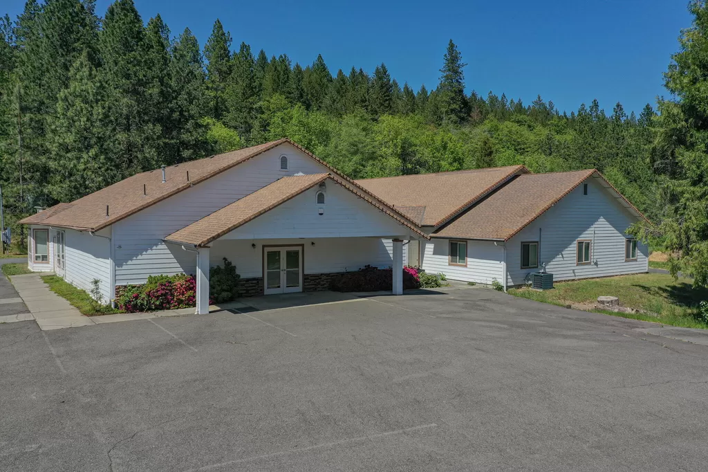 The Grants Pass Baptist Church building at 95 Ingalls Ln
